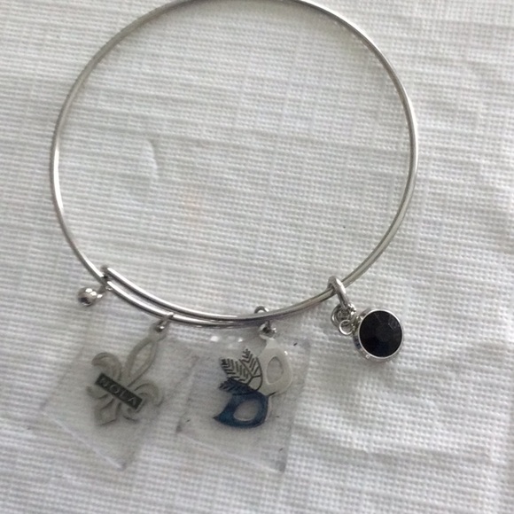 Woman’s sliver color Bracelet with 3 small charms NWOT - Picture 1 of 7